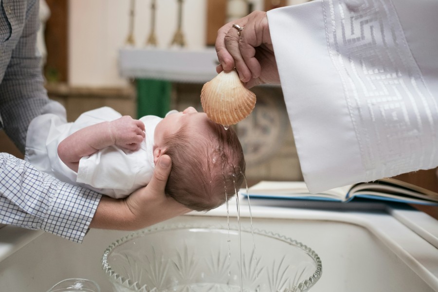 Comment trouver des idées de personnalisation de médaille de baptême ?